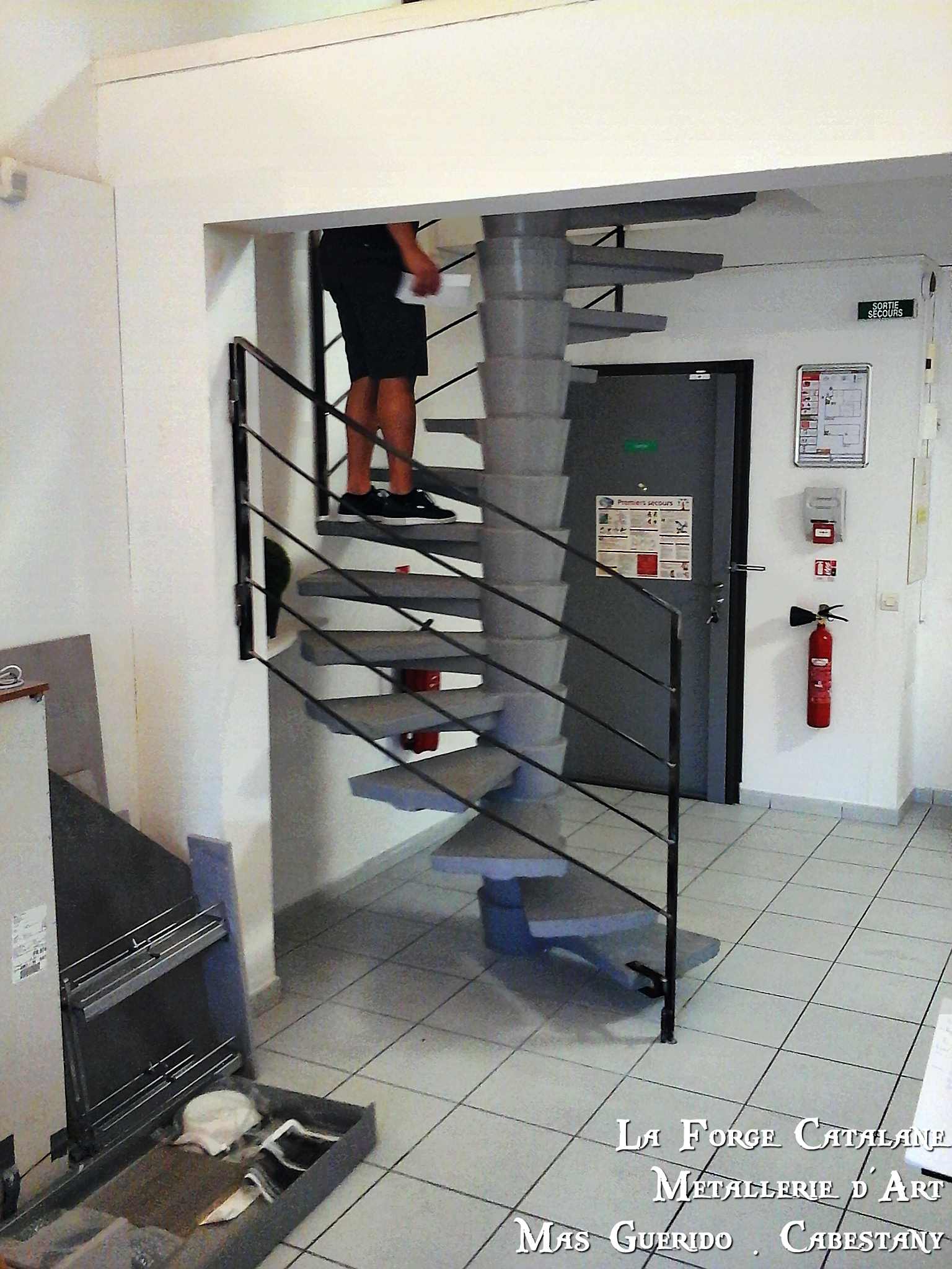 escalier helicoidal rond rampant  remplissage lisses horizontales fer forge.jpg